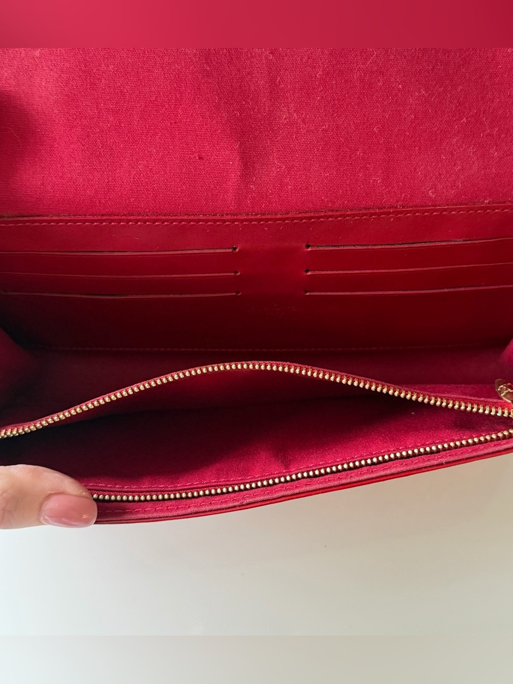Louis Vuitton Pomme D’Amour Monogram Vernis Rossmore MM Clutch Bag - Picture 10 of 16